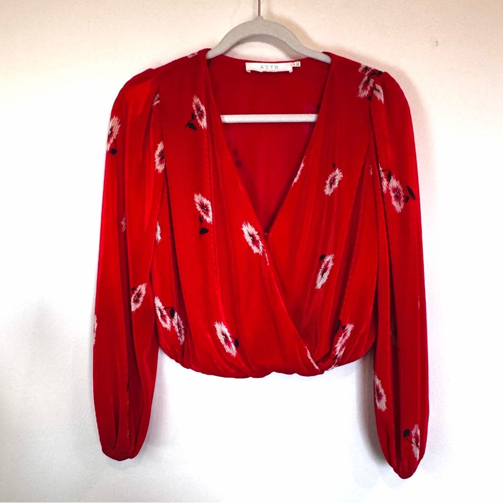 Women’s- Red Pleated Floral V-neck Top - Sz XS- in perfect condition!